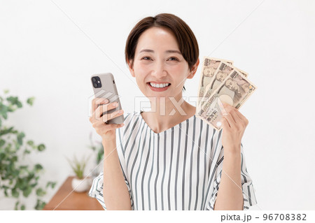 スマホ お金 女性 スマホ お金 女性 96708382