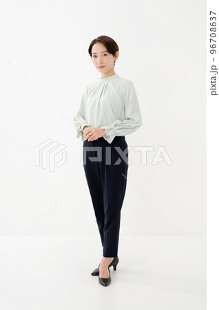 女性　全身　白バック 96708637