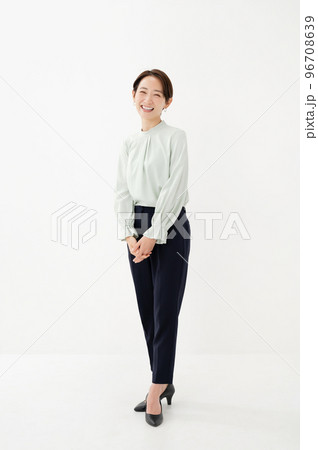 女性 全身 白バック 女性 全身 白バック 96708639