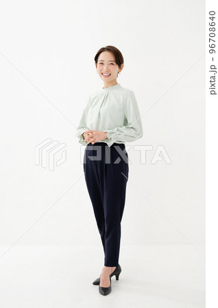 女性 全身 白バック 女性 全身 白バック 96708640