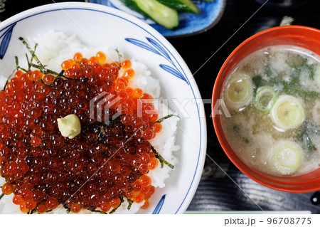漁港近くの食堂のいくら丼(青森県) 漁港近くの食堂のいくら丼(青森県) 96708775