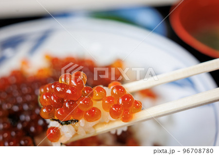 漁港近くの食堂の絶品いくら丼（青森県）アップ 96708780