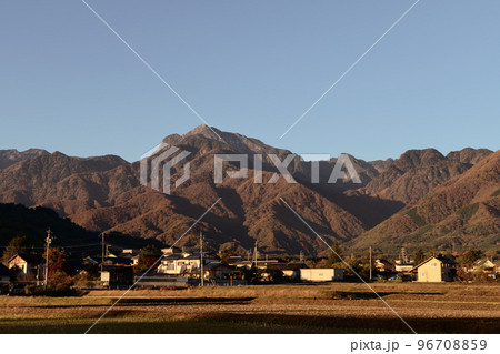 北杜市白州町、朝日が照らす晩秋の甲斐駒ケ岳と麓の街並み 96708859