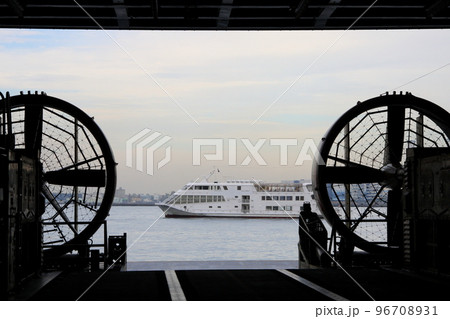 輸送艦「おおすみ」のウェルデッキ、LCACのプロペラ越しに横浜港の遊覧船 輸送艦「おおすみ」のウェルデッキ、LCACのプロペラ越しに横浜港の遊覧船 96708931
