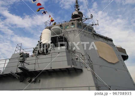 イージス艦「こんごう」の艦橋 96708935