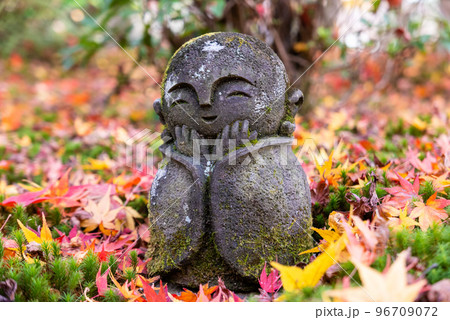 苔庭のお地蔵様 苔庭のお地蔵様 96709072