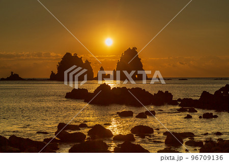 南伊豆蓑掛岩に昇る朝日 96709136