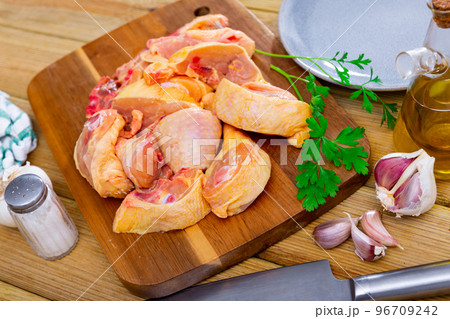Fresh raw chopped chicken pieces 96709242