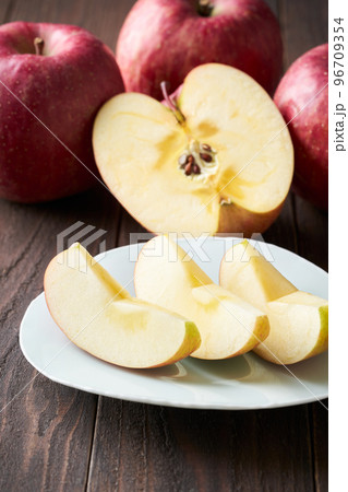 カットして皿に盛り付けたりんご　サンふじ 96709354