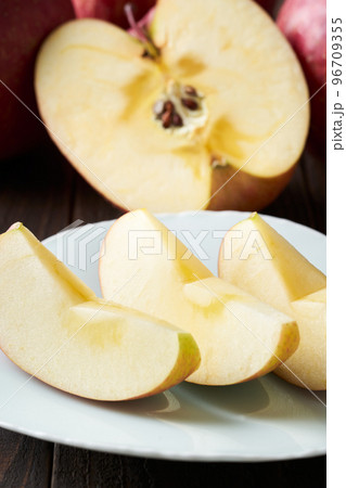 カットして皿に盛り付けたりんご　サンふじ 96709355