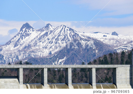 春の夕張岳とシューパロダム 春の夕張岳とシューパロダム 96709365