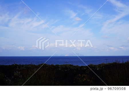 御蔵島を望む溶岩流の海岸（東京都三宅島） 96709508