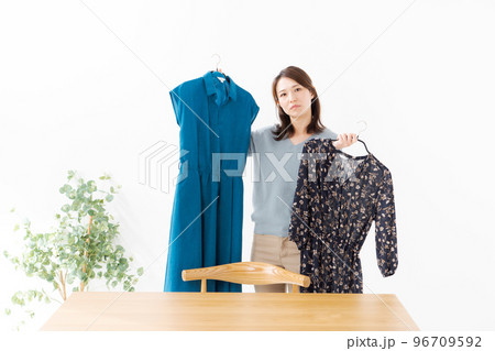 洋服を選ぶ女性 96709592