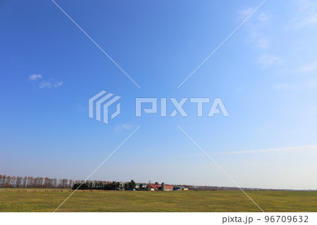 北海道　十勝地方　牧場のある風景　 96709632