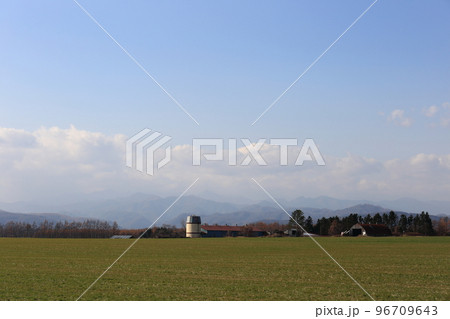 北海道　十勝地方　牧場のある風景　 96709643