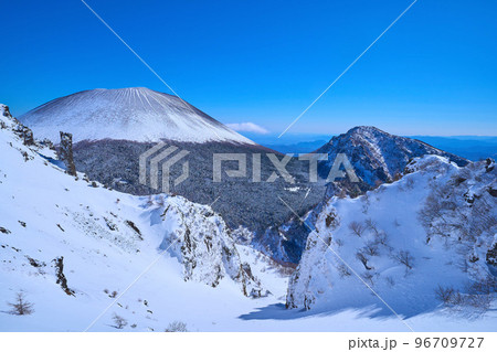 冬の長野県小諸市の黒斑山付近の槍ヶ鞘から浅間山,剣ヶ峰を眺める 96709727