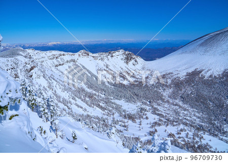 冬の長野県小諸市の黒斑山の山頂から北東側(蛇骨岳,仙人岳,Jバンド,鋸岳など)を眺める 96709730