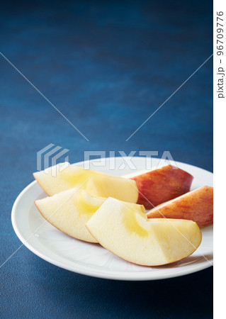 カットした蜜入りのりんご　サンふじ 96709776