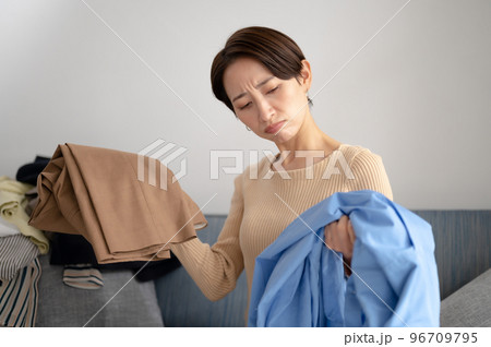 断捨離　女性 96709795