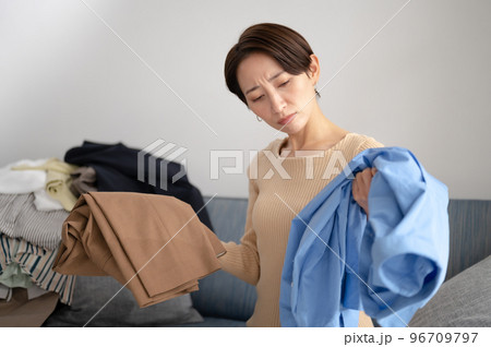 断捨離　女性 96709797