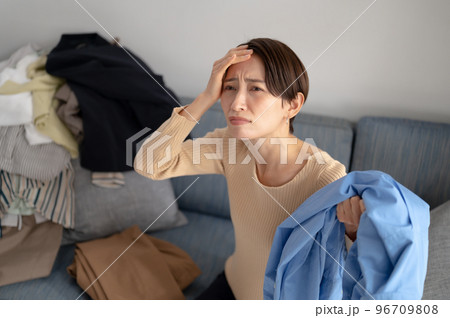 断捨離　女性 96709808