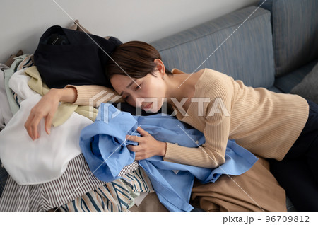 断捨離　女性 96709812