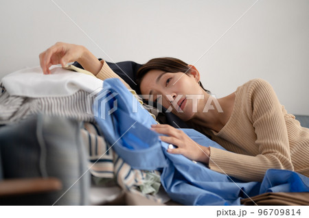 断捨離　女性 96709814