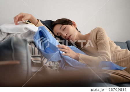 断捨離　女性 96709815