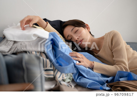 断捨離　女性 96709817