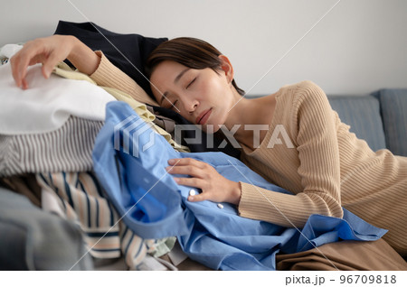 断捨離　女性 96709818