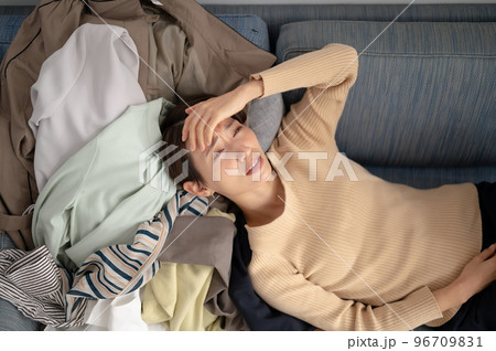 断捨離　女性 96709831