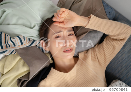断捨離　女性 96709841