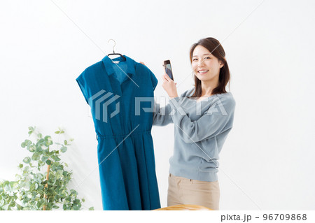 洋服を出品する女性 96709868