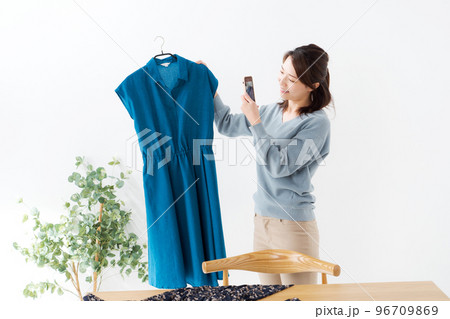 洋服を出品する女性 96709869