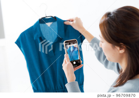 洋服を出品する女性 96709870