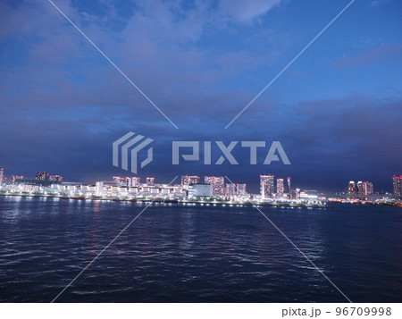 埠頭の海とライトがきれいな風景 96709998
