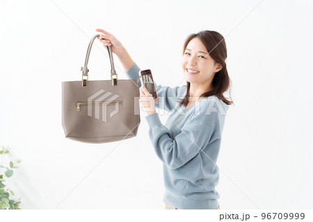バッグをフリマに出す女性 バッグをフリマに出す女性 96709999