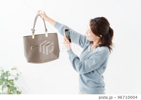 バッグをフリマに出す女性 96710004