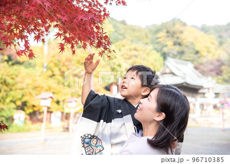 紅葉を見つめる袴を着た七五三の親子 紅葉を見つめる袴を着た七五三の親子 96710385
