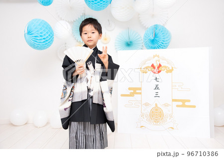 七五三で袴を着て記念写真を撮る日本人の5歳の男の子 七五三で袴を着て記念写真を撮る日本人の5歳の男の子 96710386