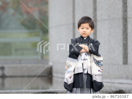 七五三で袴を着て記念写真を撮る日本人の5歳の男の子 七五三で袴を着て記念写真を撮る日本人の5歳の男の子 96710387