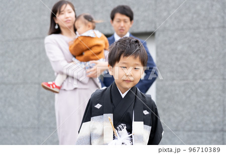 七五三の記念写真を撮るアジア人の家族 七五三の記念写真を撮るアジア人の家族 96710389