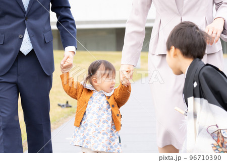 七五三の記念写真を撮るアジア人の家族 七五三の記念写真を撮るアジア人の家族 96710390