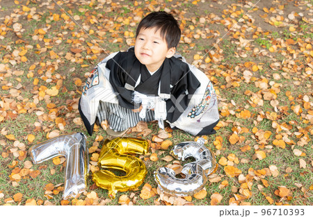 七五三で袴を着て記念写真を撮る日本人の5歳の男の子 96710393