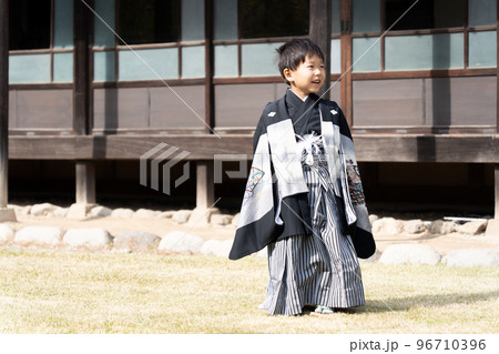 七五三で袴を着て記念写真を撮る日本人の5歳の男の子 96710396