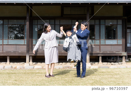 屋外で七五三の記念写真を撮るアジア人の家族 屋外で七五三の記念写真を撮るアジア人の家族 96710397
