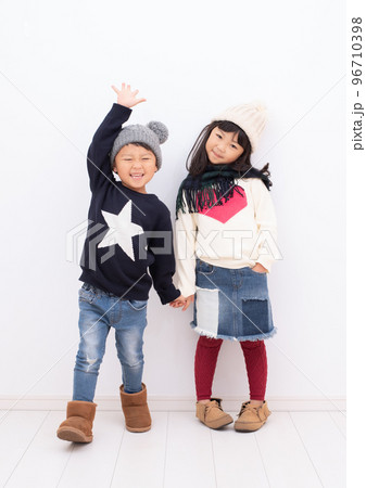 冬服のファッションでポーズを決めるアジア人の男の子と女の子 冬服のファッションでポーズを決めるアジア人の男の子と女の子 96710398