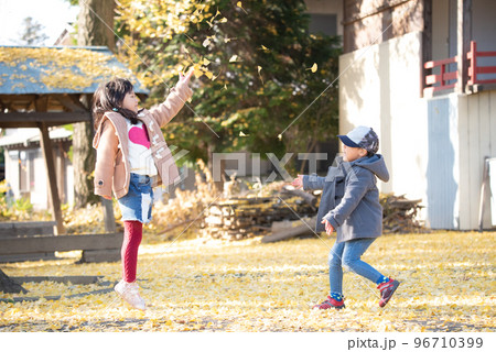 紅葉の公園で遊ぶ7歳の女の子と5歳の男の子 紅葉の公園で遊ぶ7歳の女の子と5歳の男の子 96710399
