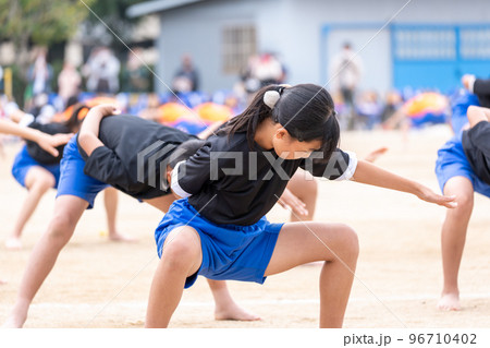 運動会でソーラン節を踊る小学生 運動会でソーラン節を踊る小学生 96710402