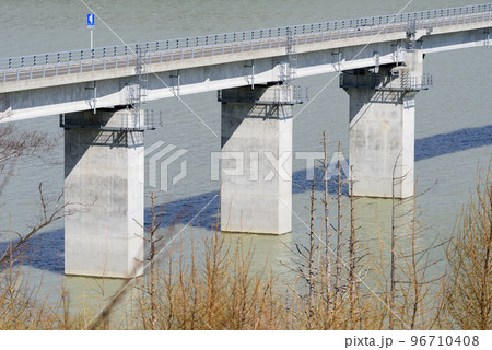 シューパロ湖の白銀橋 96710408